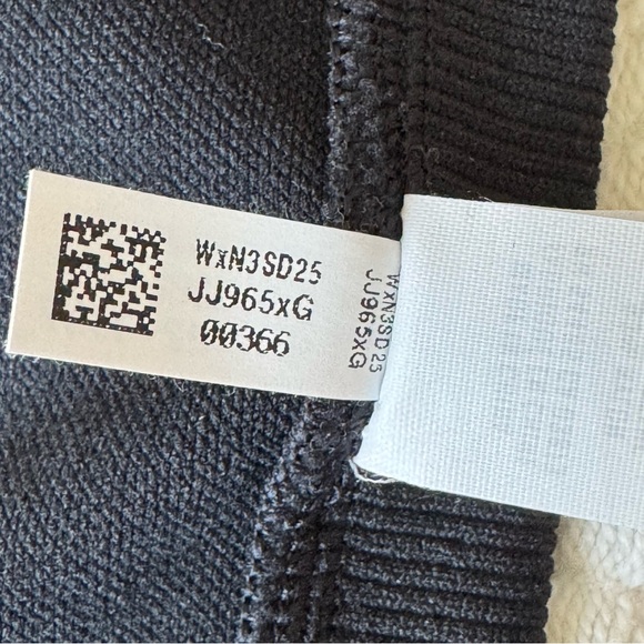 Offline By Aerie Sidewalk Seamless Cropped T-Shirt black size large - Picture 11 of 11